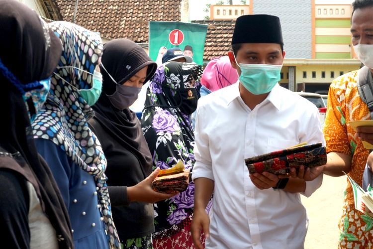 Calon wakil bupati Mojokerto Muhammad Al Barra, saat melakukan kampanye tatap muka di wilayah Sooko, Kabupaten Mojokerto Jawa Timur, Sabtu (24/10/2020).