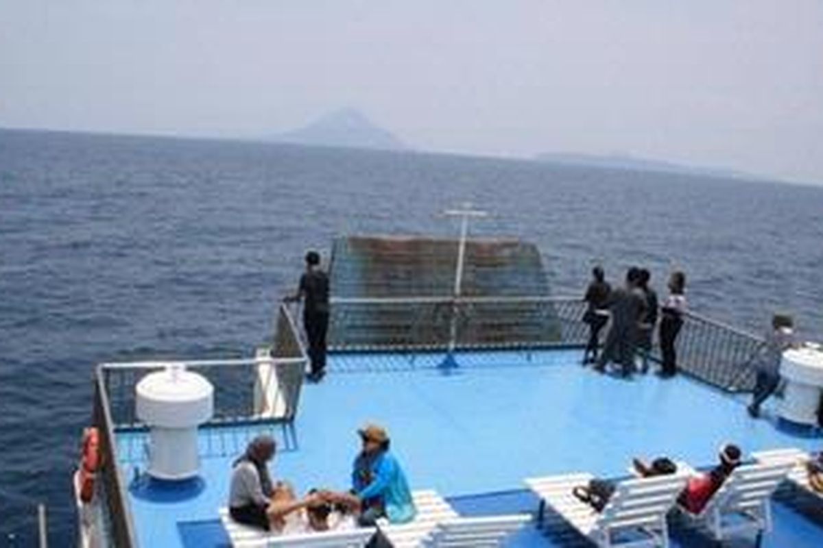 Di atas KM Dharma Kencana IX, kapal feri yang menghubungkan Merak (Banten)-Bakauheni (Lampung). 