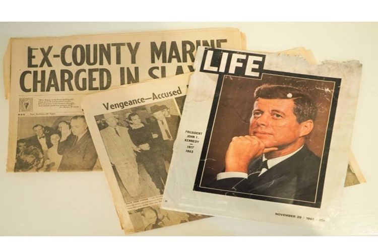 John F Kennedy ditembak pada 22 November 1963. Dua hari setelahnya, Oswald, penembak Kennedy, ditembak saat siaran langsung televisi nasional pada 24 November 1963.