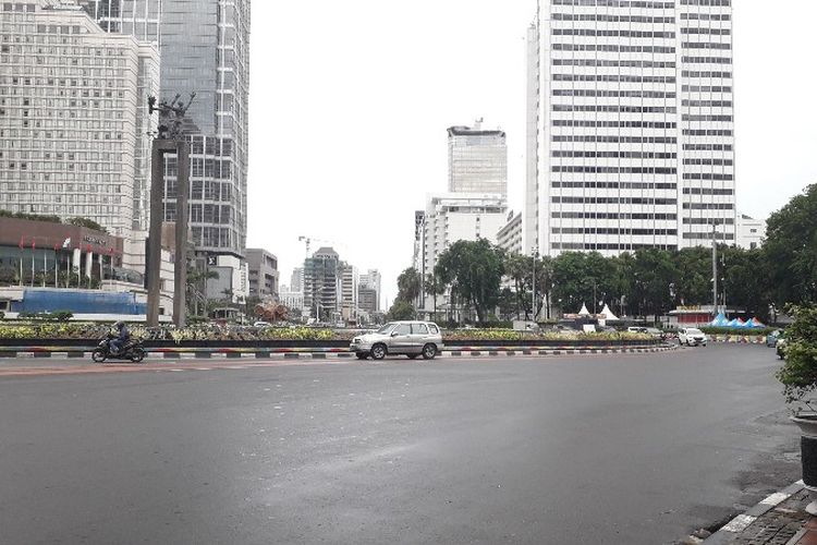 Bundaran Hotel Indonesia, Jalan Jenderal Sudirman, Jakarta Pusat tampak lengang pada Selasa (1/1/2019) usai dijadikan tempat perayaan malam tahun baru. 