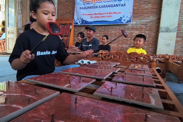 Warga Karanganyar Kenalkan Gamelan Keramik dan Karawitan sampai Luar Negeri