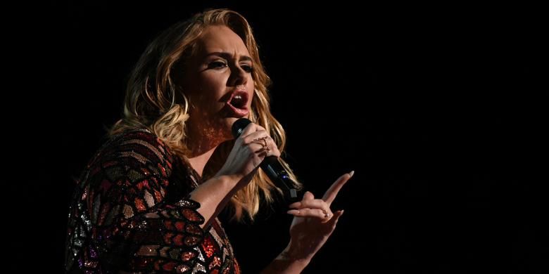 Penyanyi asal Inggris, Adele, tampil menghibur pada perhelatan Grammy Awards 2017 di Staples Center, Los Angeles, California, Minggu (12/2/2017).