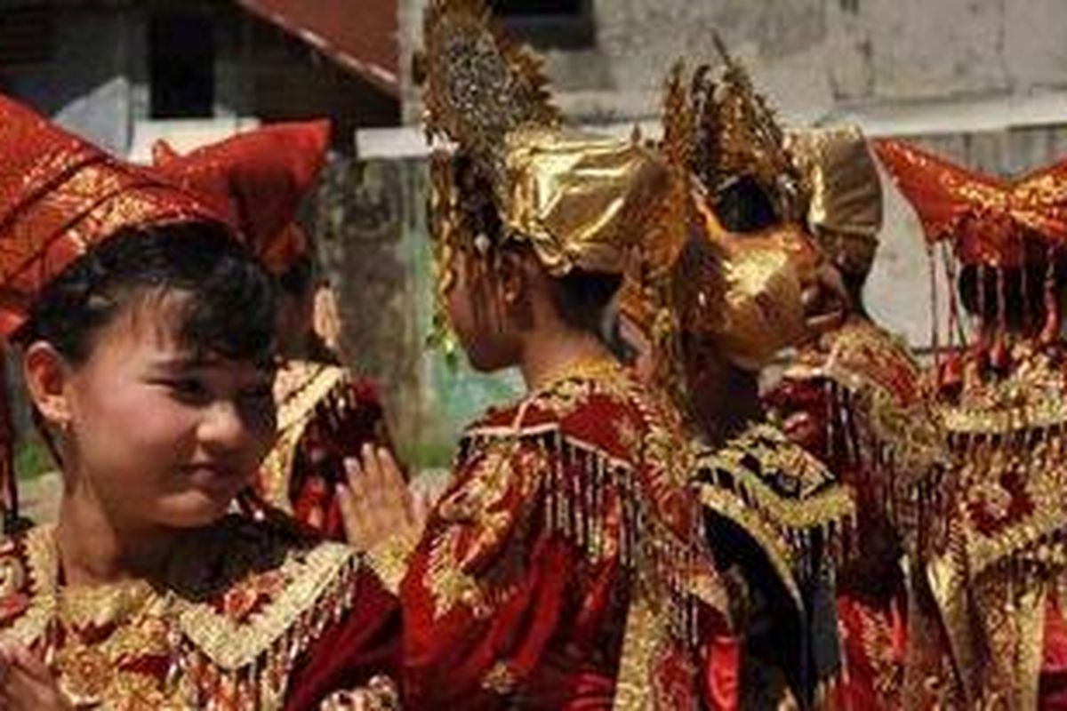 Murid-murid SD Tirtonadi, Kota Padang mementaskan Tarian Persembahan sebelum peletakan batu pertama pembangunan SD Tirtonadi, Rabu (14/4/2010). Pembangunan SD Tirtonadi oleh sumbangan pembaca Harian Kompas lewat Yayasan Dana Kemanusiaan Kompas itu sekaligus menandai pembangunan enam sekolah lain di Kota Padang, Kota Pariaman, dan Kabupaten Padang Pariaman dengan nilai bantuan mencapai Rp 9,5 miliar. 