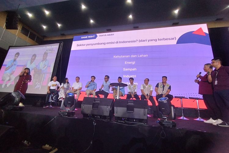 Timses capres-cawapres main gim bersama di Festival Pemilu 2024, SMESCO Convention Hall, Jakarta Selatan, Minggu (28/1/2024) malam.