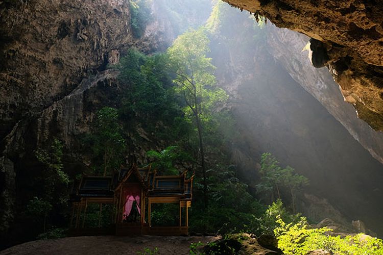 Phraya Nakhon Cave, sebuah goa mistis di Thailand.