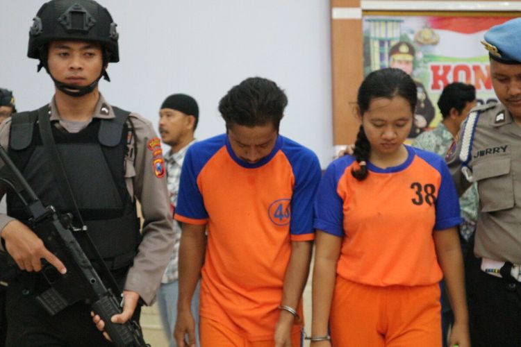 Pasangan suami istri pelaku pembunuhan Eli Maridah (47), guru matematika di SMPN 1 Perak, saat digelandang di Mapolres Jombang, Jawa Timur, Jumat (24/1/2020).