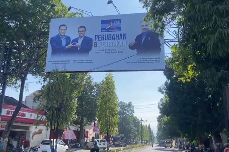 Baliho bergambar Anies Baswedan milik Partai Demokrat Ponorogo yang belum diturunkan setelah Cak Imin diusung bacawapres mendampingi Anies Baswedan. 