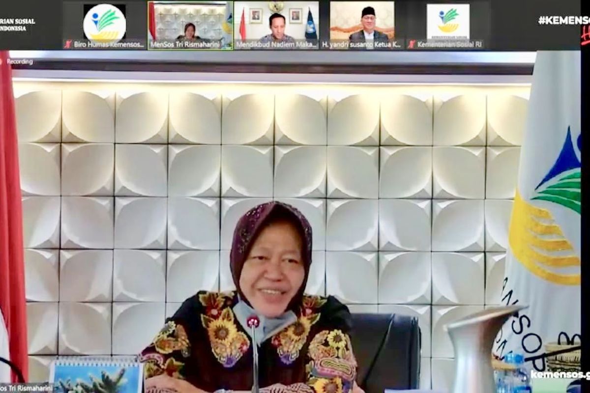 Menteri Sosial Tri Rismaharini meluncurkan Program ?Pejuang Muda? bagi mahasiswa secara virtual, Jumat (17/9/2021).
