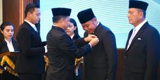 Pemerintah Anugerahkan Tanda Kehormatan Satyalancana Wira Karya kepada Enam Tokoh