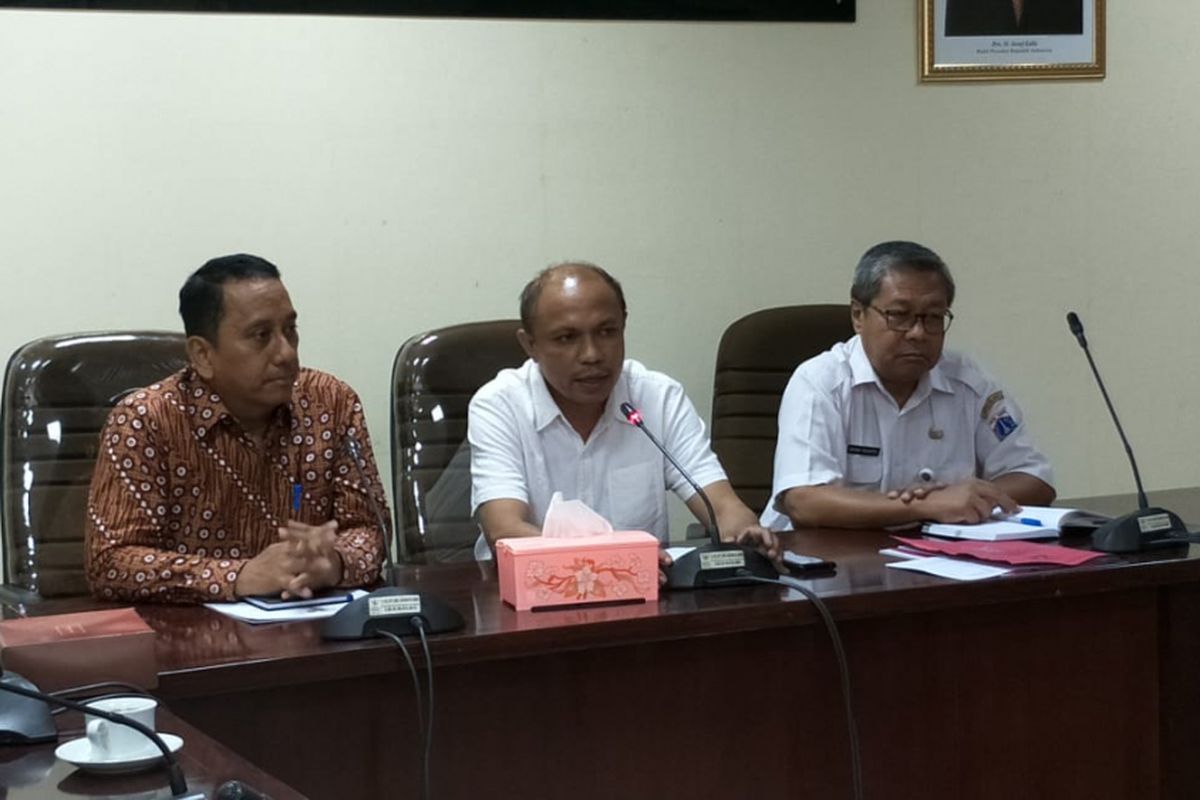 Kepala Cabang Dinas Pendidikan Jawa Barat Wilayah III Heri Panzila, Plt Kepala Perwakilan Ombudsman Jakarta Raya Dominikus Dalu, dan Wakil Kepala Dinas Perhubungan DKI Jakarta Bowo Irianto saat konferensi pers mengenai kebocoran soal dan kunci jawaban USBN di kantor Ombudsman RI, Jalan HR Rasuna Said, Jakarta Selatan, Rabu (4/4/2018).