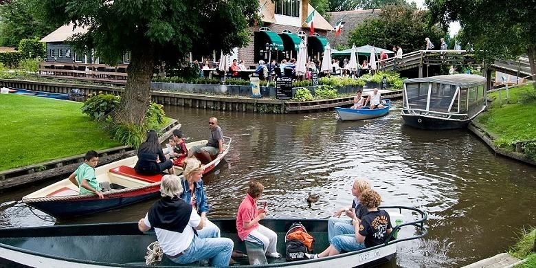 Desa tanpa jalan raya di Giethoorn, Belanda.