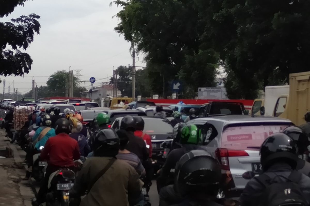 Kemacetan di titik jalur putaran Poltangan, Pasar Minggu, Jakata Selatan yang ditutup, Kamis (30/1/2020)
