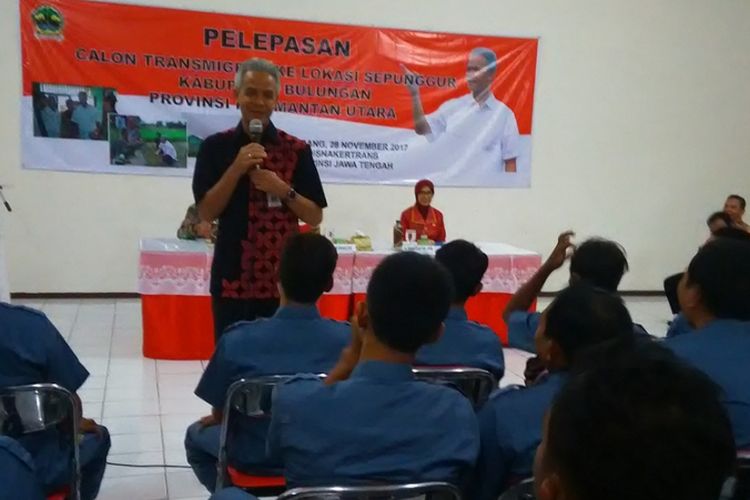 Gubernur Jateng Ganjar Pranowo melepas ratusan warga Jateng yang akan menjadi transmigran ke Kalimantan Utara, Selasa (28/11/2017). Kepada para calon transmigran itu, Ganjar meminta agar mereka yakin dan semangat untuk meraih kesuksesan. 