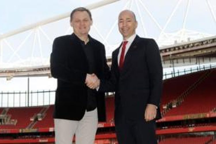 CEO Arsenal, Ivan Gazidis, berjabat tangan dengan CEO PUMA, Bjoern Gulden, menandai kesepakatan antara kedua belah pihak. Mulai musim depan, PUMA  bakal menjadi seragam resmi The Gunners, baik seragam bermain maupun berlatih. 