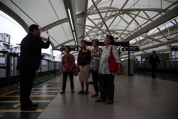 Suasana masyarakat saat mengikuti kegiatan uji coba kereta MRT fase 1 lintas Lebak Bulus-Bundaran Hotel Indonesia (HI) di Jakarta, Selasa (12/3/2019). Uji coba publik kereta MRT fase 1 dilakukan mulai 12-23 Maret 2019. Hingga 11 Maret, tercatat 184.738 orang yang mendaftar untuk mengikuti rangkaian uji coba tersebut.