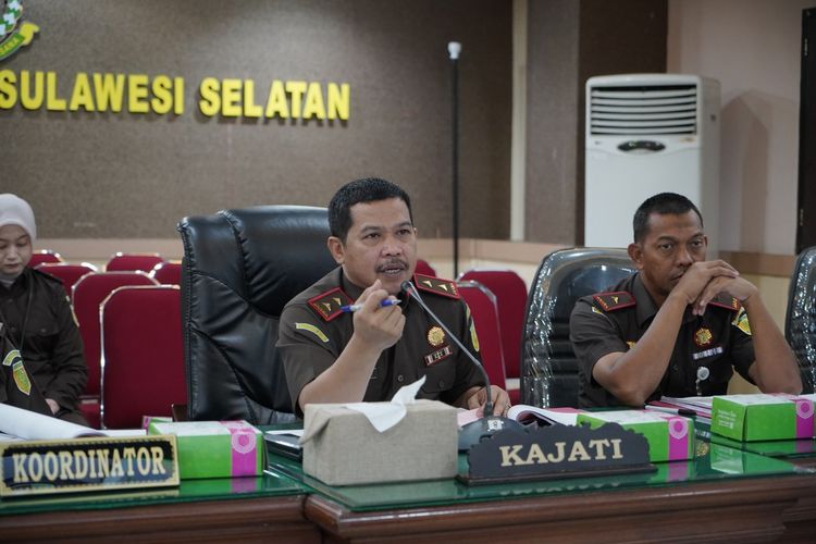 Rapat virtual yang dipimpin Kepala Kejaksaan Tinggi (Kajati) Sulawesi Selatan (Sulsel) Agus Salim saat memberikan keterangan terkait penerapan Restorasi Justice (RJ) dalam kasus pencurian dua karung merica, di kantor Kejaksaan Tinggi (Kejati) Sulawesi Selatan (Sulsel), Senin (28/4/2025).