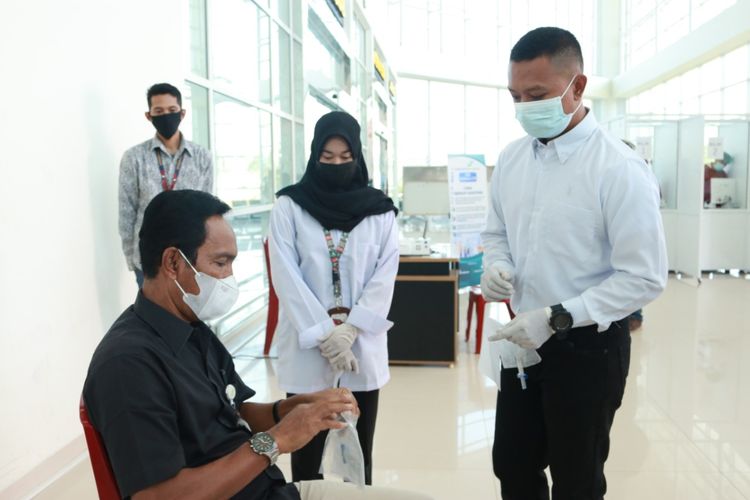 Salah satu calon penumpang memilih melakukan layanan GeNose di Bandara Internasional Syamsuddin Noor Banjarmasin di Banjarbaru, Kamis (22/4/2021). 