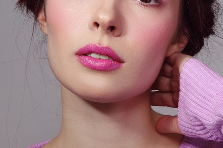 Jika suka dengan shade lipstik merah muda, maka shade fuschia bisa dicoba sebagai warna lipstik untuk bibir hitam.