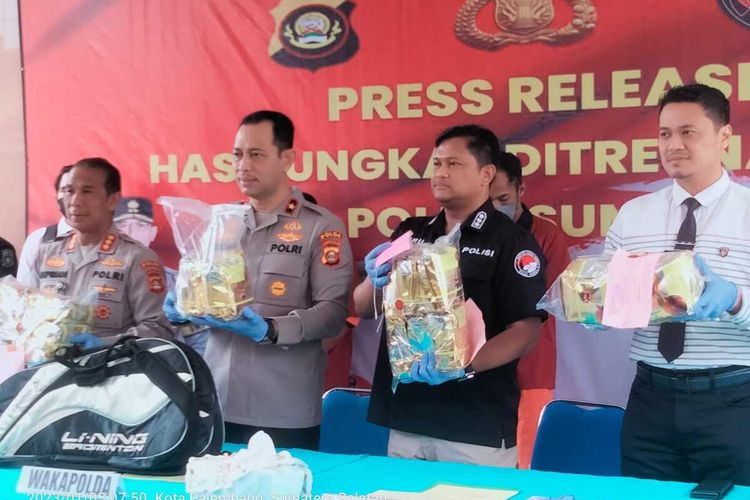 Wakapolda Sumatera Selatan Brigjen Pol M Zulkarnain saat melakukan ungkap kasus terkait penylundupan 20 kilogram narkoba jenis sabu oleh dua orang warga Lampung, Kamis (5/1/2023).