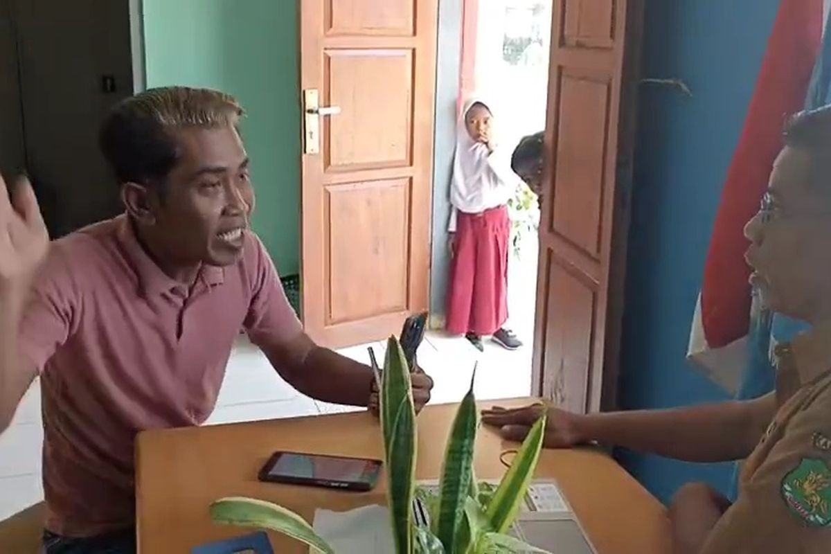 Anggota LSM Bidik, Muhlis, saat menggebrak meja di SDN Duko I, Kecamatan Arjasa, Pulau Kangean, Sumenep, Jawa Timur. 