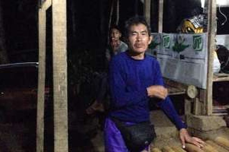 Pendaki gunung marathon solo Willem Sigar Tasiam di Base Camp Pendakian Gunung Penanggungn Warung Bu Indah di Desa Tamiajeng, Kecamatan Trawas, Kabupaten Mojokerto, Jawa Timur, Senin (9/5/2016) malam.