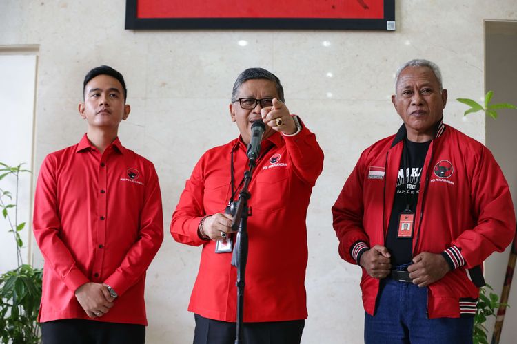 Wali Kota Solo Gibran Rakabuming Raka (kiri), Sekretaris Jenderal PDI-P Hasto Kristiyanto (tegah), dan Ketua Bidang Kehormatan PDI-P Komarudin Watubun (kanan) memberikan keterangan pers di kantor DPP PDI-P, Jalan Diponegoro, Jakarta, Senin (22/5/2023). Pemanggilan terkait pertemuan Gibran dan Prabowo Subianto di Solo.