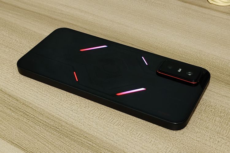 Tampilan belakang Infinix GT 30 Pro yang bisa menyala.