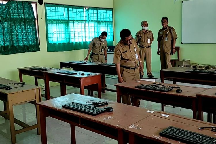 RAIB—Inilah ruang yang didalamnya terdapat 22 komputer di SMPN 2 Geger, Kabupaten Madiun, Jawa Timur. Dari jumlah itu, sebanyak 18 unit komputer raib digondol komplotan pencuri, Sabtu (27/8/2022) lalu.