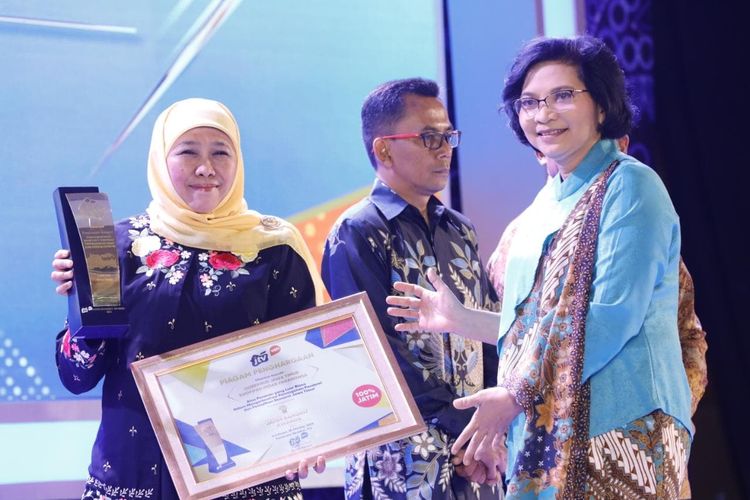 Gubernur Jawa Timur (Jatim) Khofifah Indar Parawansa menerima  penghargaan Jatim Bangkit Awards 2023 atas pencapaian dalam mengatasi pandemi Covid-19. Penghargaan tersebut diserahkan langsung Direktur JTV Rina Prabawati di Hotel Mercure, Surabaya, Rabu (18/10/2023). 