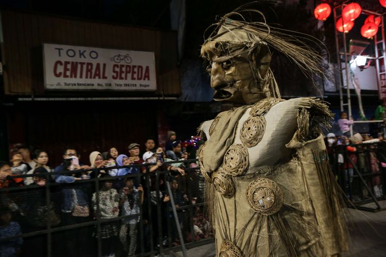 Pawai seni budaya pada perayaan puncak Cap Go Meh Bogor Street Festival (CGM-BSF) 2023 di Jalan Suryakencana, Bogor Tengah, Kota Bogor, Minggu (5/2/2023). Atraksi seni budaya seperti Ogoh-ogoh dari Bali, Kendang Beleq dari Lombok, dan Bouraq dari Cirebon, Ondel-ondel Betawi, Reog Ponorogo, serta belasan pertunjukan dari sanggar kesenian dari Jawa Barat dan sekitarnya memeriahkan acara ini.