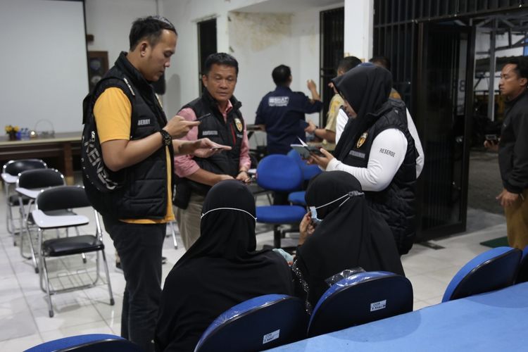 Kasubdit IV Renakta Polda Lampung AKBP Adi Sastri saat menjemput lima BMI yang dipulangkan dari Malaysia, Rabu (7/3/2023) malam.