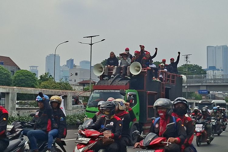 Long March dan Konvoi Motor, Massa Buruh Padati Depan Gedung DPR