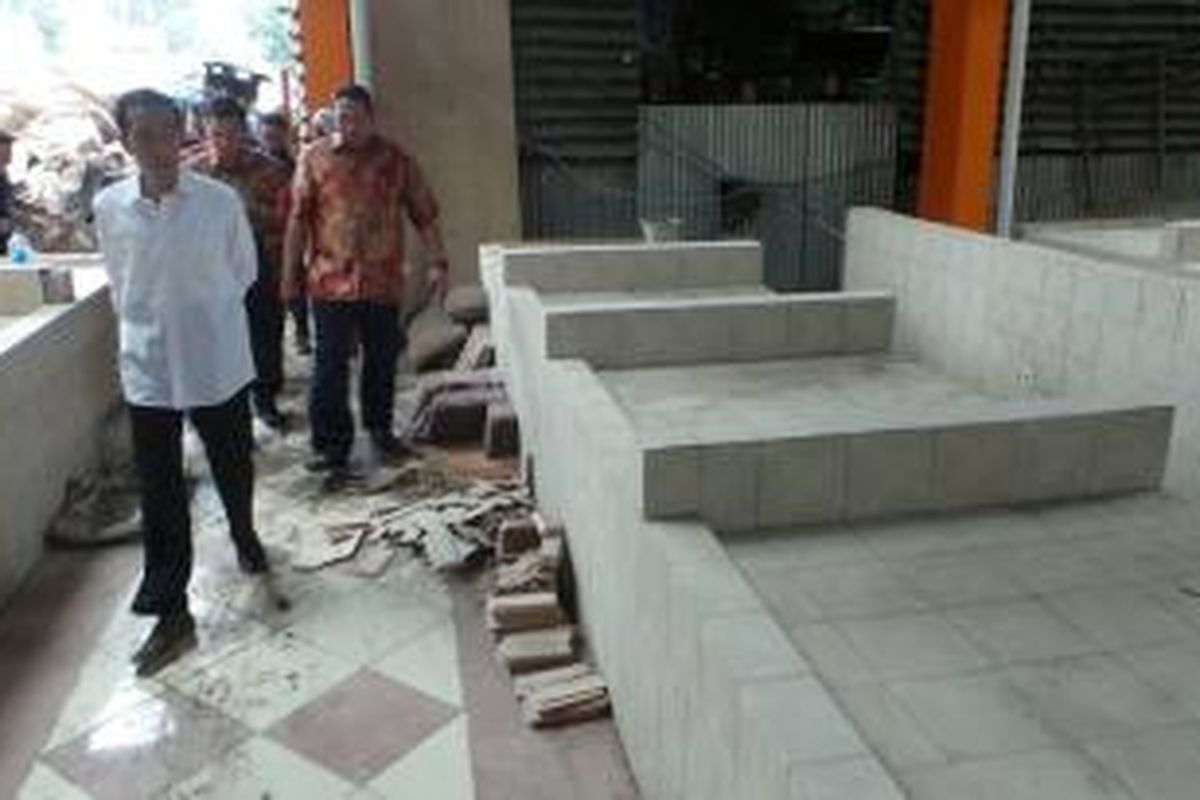 Gubernur DKI Jakarta Joko Widodo meninjau Pasar Kampung Makasar yang tengah direnovasi, Selasa (7/1/2014).