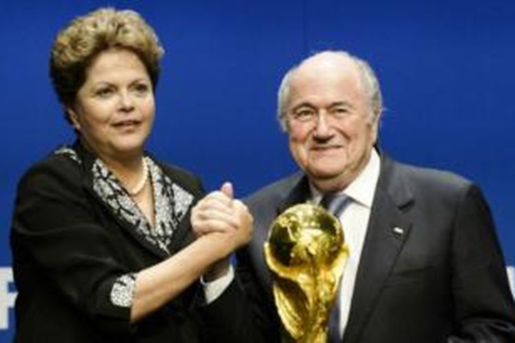 Presiden FIFA Sepp Blatter (kanan) dan Presiden Brasil Dilma Rousseff.