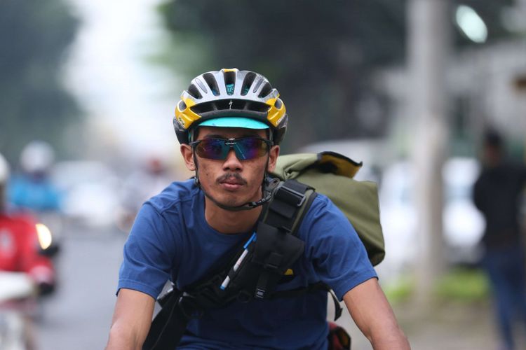 Seorang kurir Westbike Messenger Service (WMS) dalam perjalanan untuk mengantar paket di kawasan Jakarta,  Rabu (4/7/2018). WMS merupakan sebuah perusahaan jasa kurir khusus antar barang dengan menggunakan sepeda.