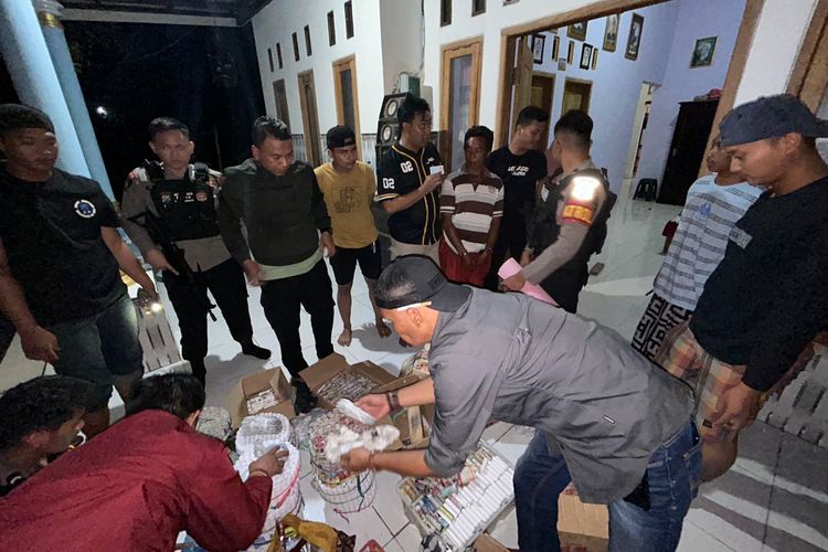 Polisi menemukan bahan peledak di sebuah rumah Desa Matekan, Besuk, Kabupaten Probolinggo, Jawa Timur. 