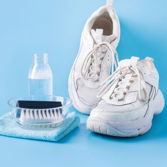 Ilustrasi mencuci sepatu.