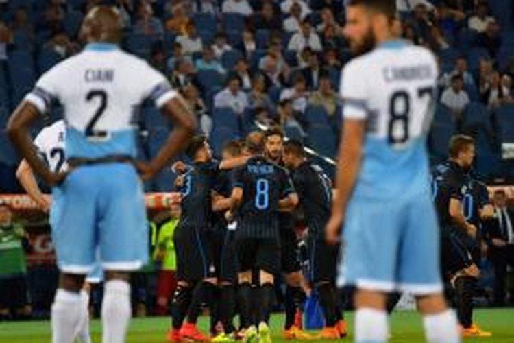 Para pemain Inter merayakan gol Hernanes ke gawang Lazio pada lanjutan Serie-A, Minggu malam atau Senin (11/5/2015) dini hari, di Stadion Olimpico, Roma.