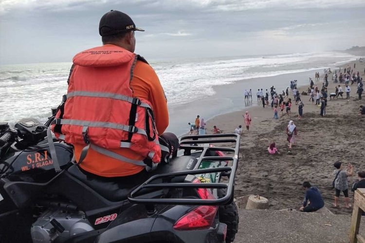 Relawan Satlinmas Rescue Istimewa SRI Wilayah V Kulon Progo memantau aktivitas wisatawan di pantai wisata Glagah, Kapanewon Temon, Kabupaten Kulon Progo, Daerah Istimewa Yogyakarta.