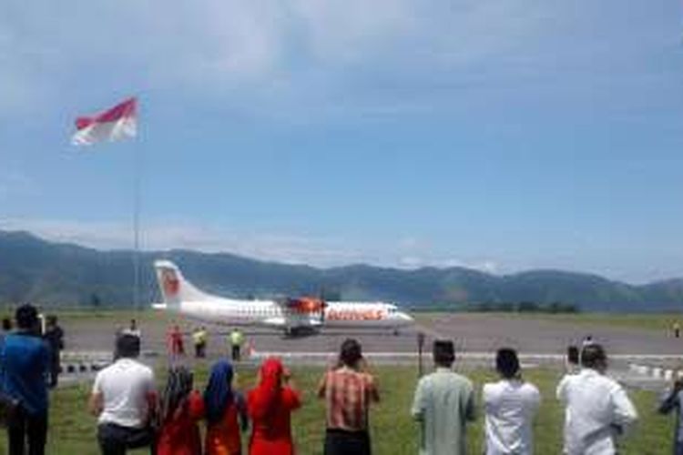 Pesawat Wings Air jenis ATR 72 beberapa saat setelah mendarat di Bandar Udara Rembele Takengpn, Bener Meriah, Aceh. Pesawat milik paskapai penerbangan Lion Grup tersebut sedang melakukan Proving Flight atau uji terbang di Bandara kebanggan masyarakat Gayo tersebut, Jum'at (22/7/2016).