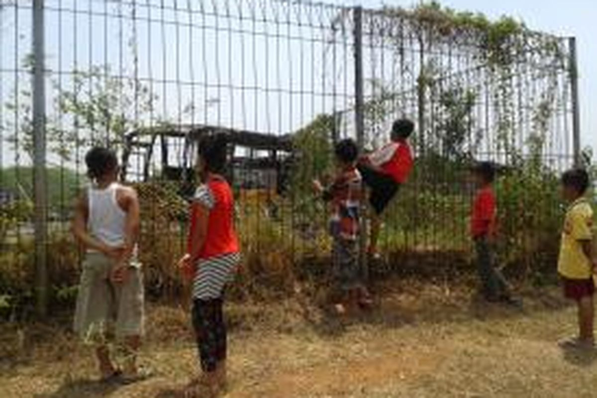 Anak-anak tampak melihat area bekas kebakaran di Pul Trans Batavia, Rawa Buaya, Jakarta Barat (2/9/2015).