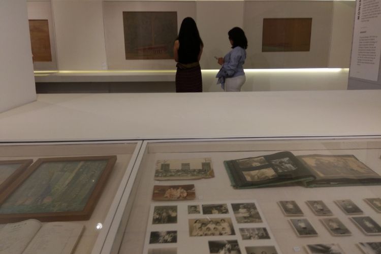 Pengunjung melihat pameran Friedrich Silaban di Galeri Nasional Indonesia.