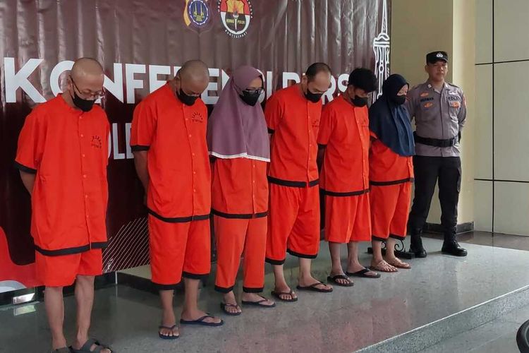Polda DIY tetapkan 7 orang tersangka dalam kasus dugaan mafia tanah dengan korban Mbah Tupon. Enam orang yang telah ditahan dihadirkan dalam jumpa pers di Mapolda DIY, Jumat (20/06/2025). Satu orang tersangka saat ini belum ditahan karena kondisi sakit.