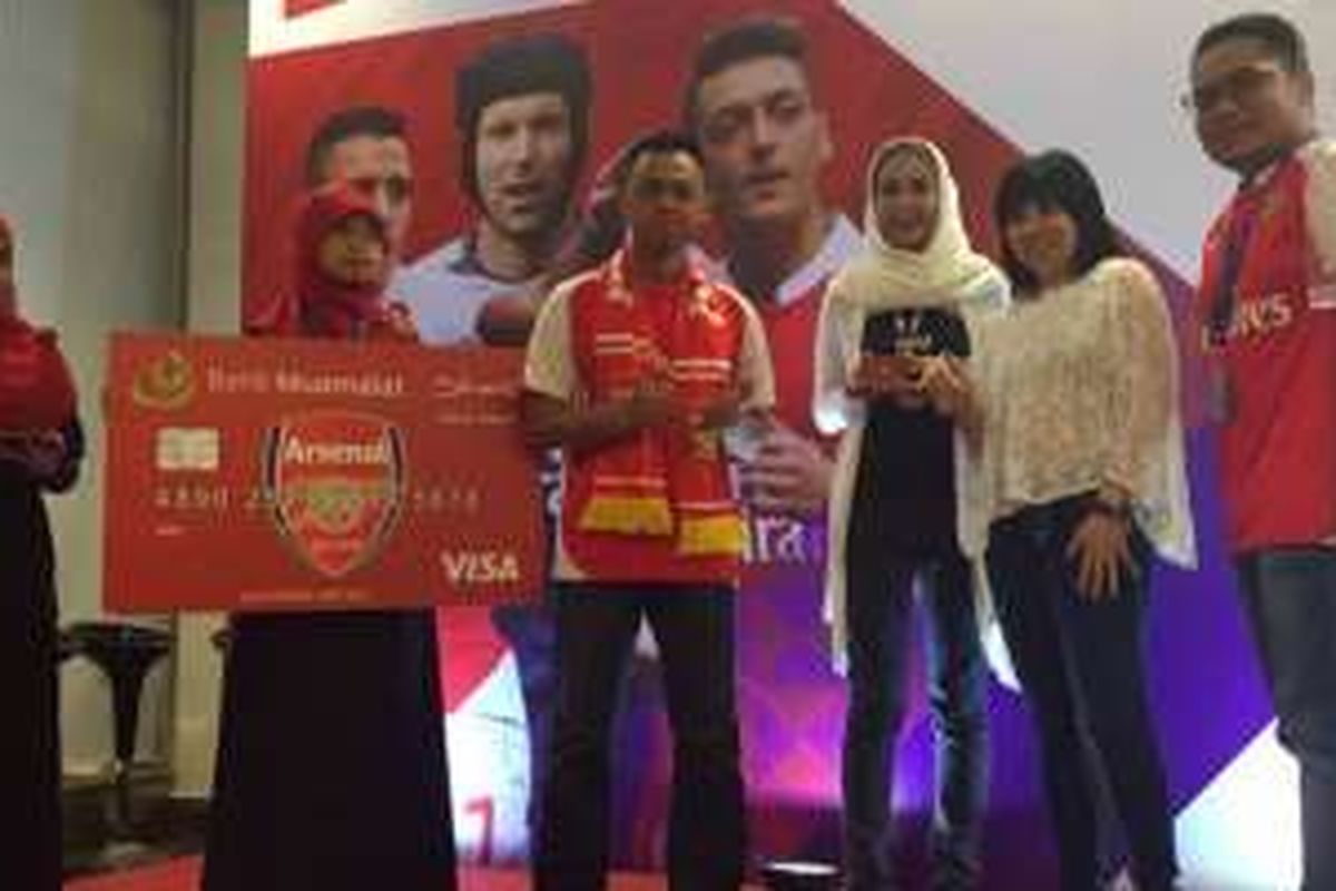 Direktur Retail & Consumer Banking Purnomo B. Soetadi (kanan) dan Presiden Direktur PT Visa Worldwide Indonesia Ellyana Fuad memimpin peluncuran Shar-E Debit Arsenal Card di Muamalat Tower, Jakarta, Minggu (15/5/2016). 