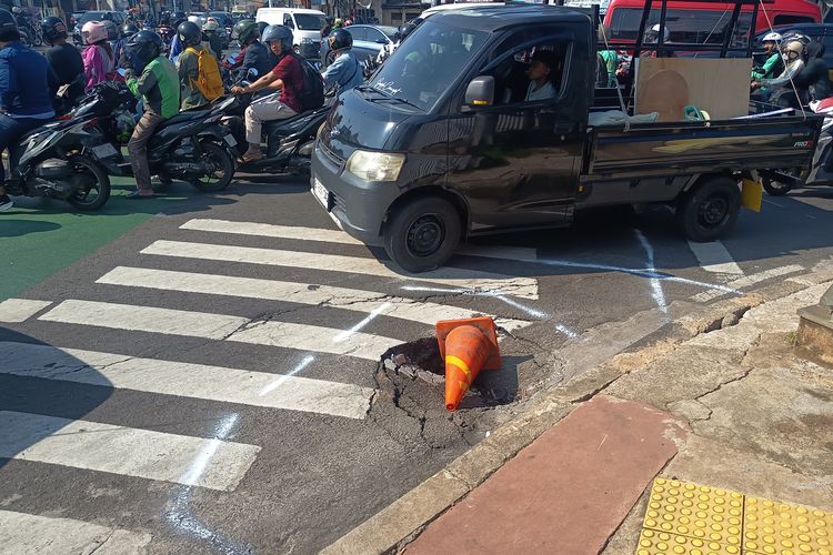Jalan Dewi Sartika Jaktim Ambles Kerap Picu Kecelakaan