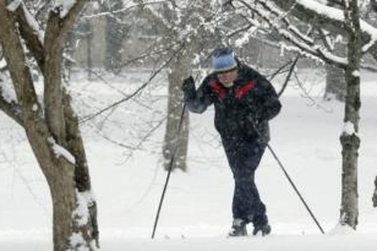Ilustrasi: Warga AS menghadapi hantaman badai salju.