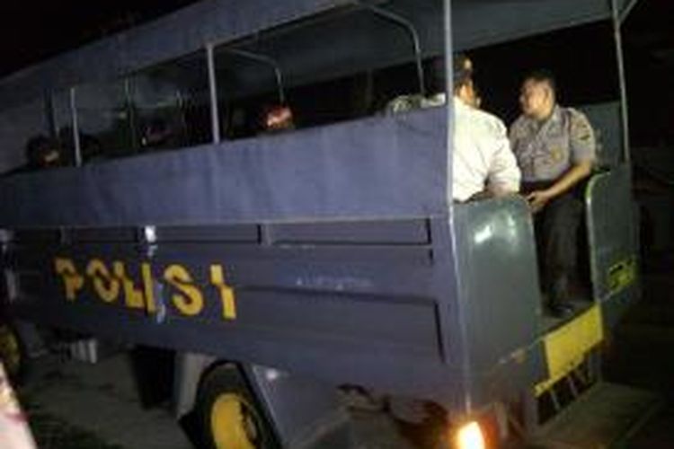 Satu mobil Sabhara Polresta Denpasar saat singgah di Lapas Kerobokan