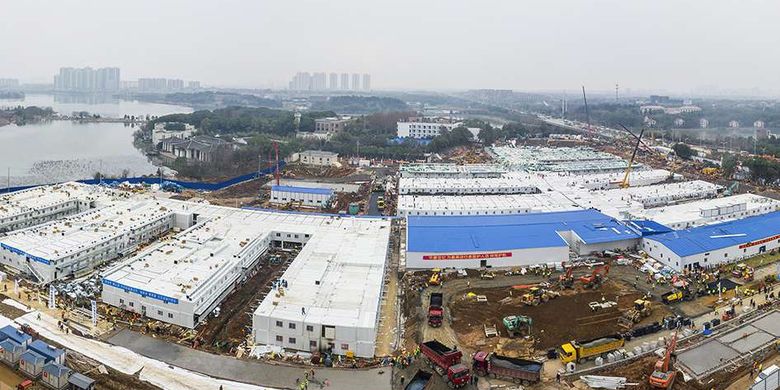 Pemandangan udara pembangunan rumah sakit Huoshenshan (Gunung Dewa Api) di Wuhan, Hubei, China, Minggu (2/2/2020). Huoshenshan, rumah sakit darurat khusus pasien corona dengan kapasitas 1.000 tempat tidur tersebut dibangun hanya dalam waktu 8 hari, dimulai pada 25 Januari lalu.