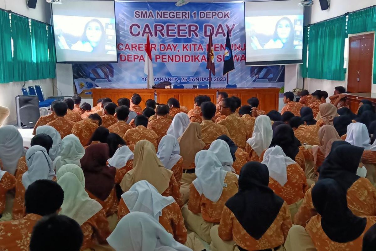 Siswa SMAN 1 Depok Sleman DIY saat mendapat penjelasan dari Gilang Desti Parahita (Dosen Ilmu Komunikasi UGM) secara daring.