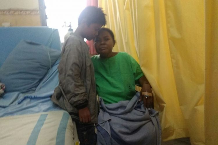 Rayyan (10), menunggu Ibunya, Ani, yang sakit gagal ginjal di RSUD Tidar Kota Magelang, Jawa Tengah, Jumat (16/2/2018).